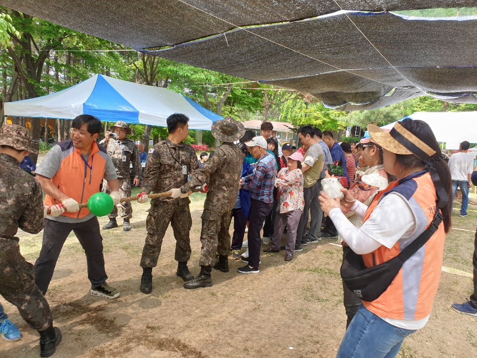 줄다리기를 하고 있는 참여자와 군인 자원봉사자들의 모습