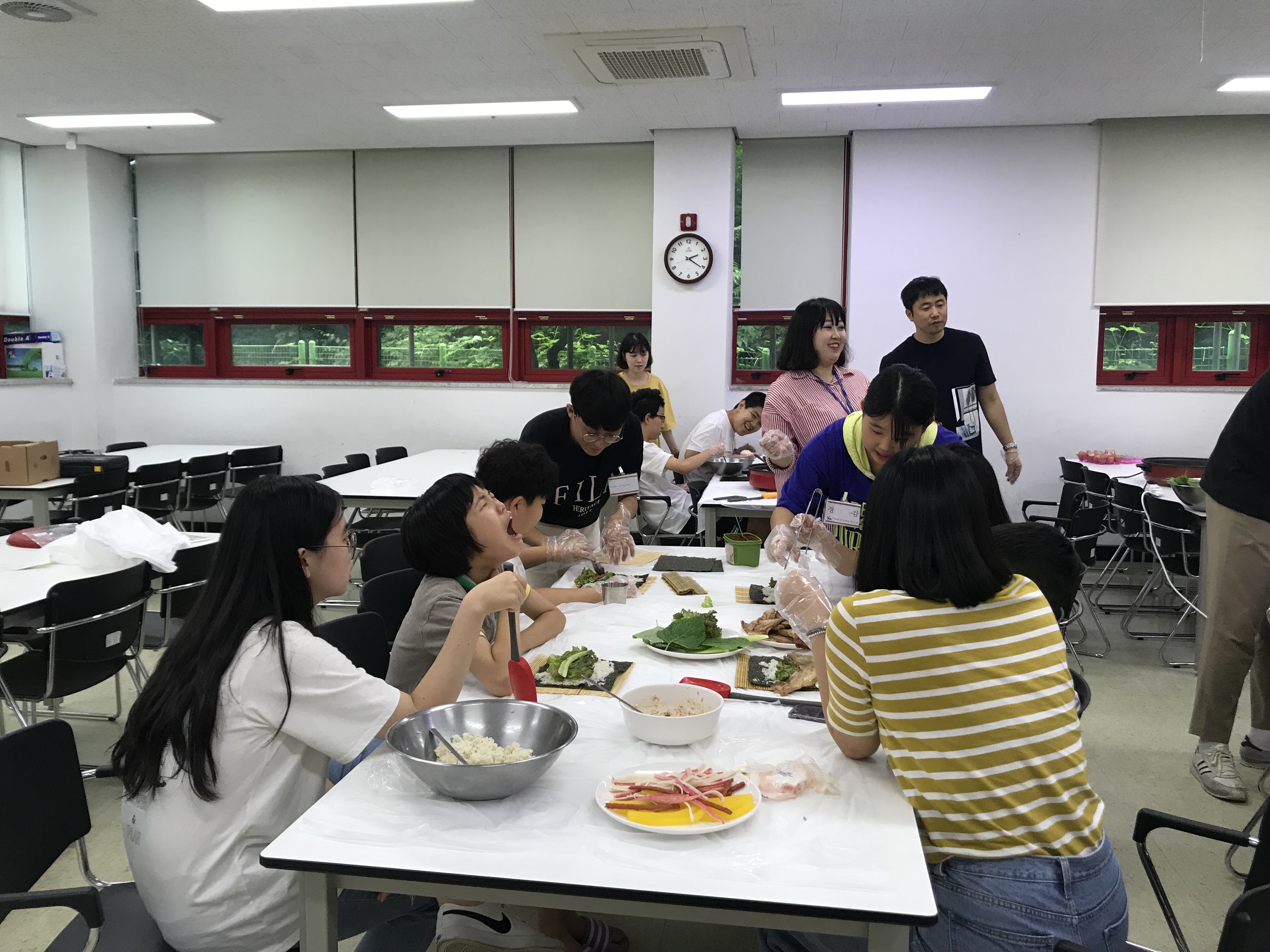 요리교실에서 김밥을 만들려고 강사님의 설명을 듣고 있는 모습
