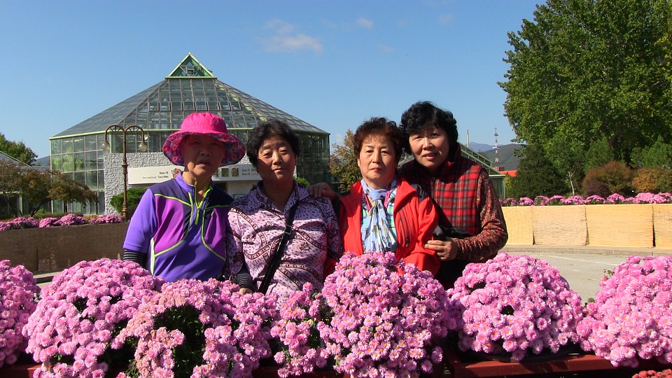 분홍색 꽃 앞에서 기념사진