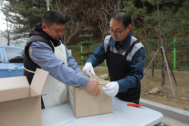 김장 김치 포장을 하고 있는 자원봉사자들