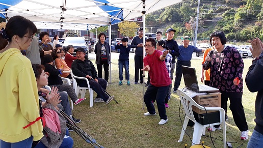 우리복지관(박종오관장)에서는 10월 22일(화) 역량강화프로그램에 참여하고 있는 장애인 및 활동지원사 50여명이 참석한 가운데 “역량강화 체육대회”를 진행하였습니다. 
